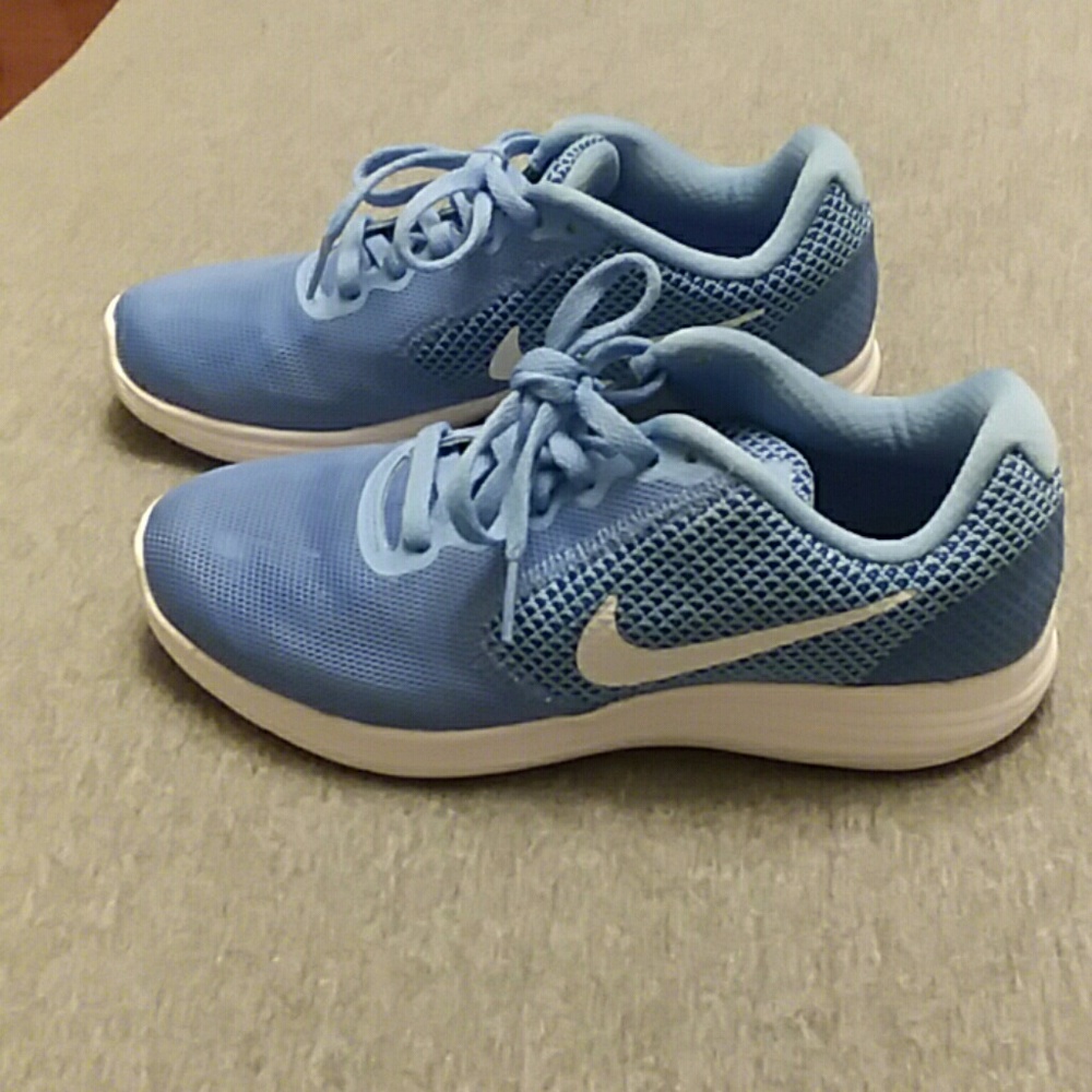 Nike Revolution 3 Tennis shoes size 6
